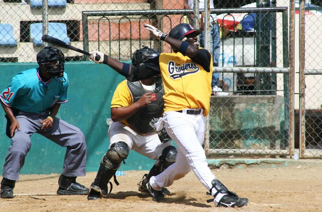 El cubano Josmany Guerra observa su largo cuadrangular impulsador de dos carreras